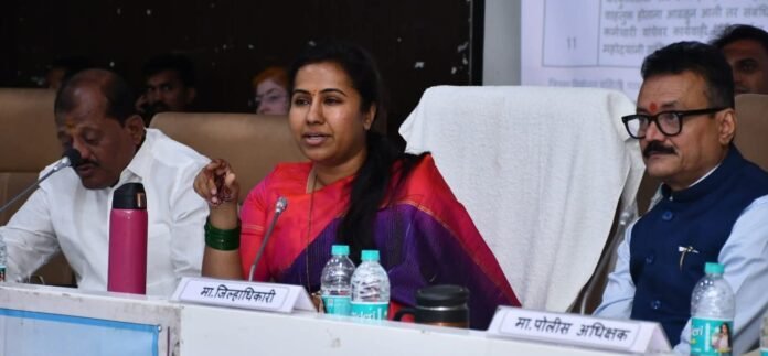 जिल्हा वार्षिक योजनेचा निधी वेळेत खर्च करण्याच्या सूचना देताना पालकमंत्री मेघना बोर्डीकर