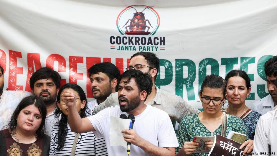 CJP Protest दरम्यान दादरच्या चैत्यभूमी परिसरातील विद्यार्थी आंदोलन